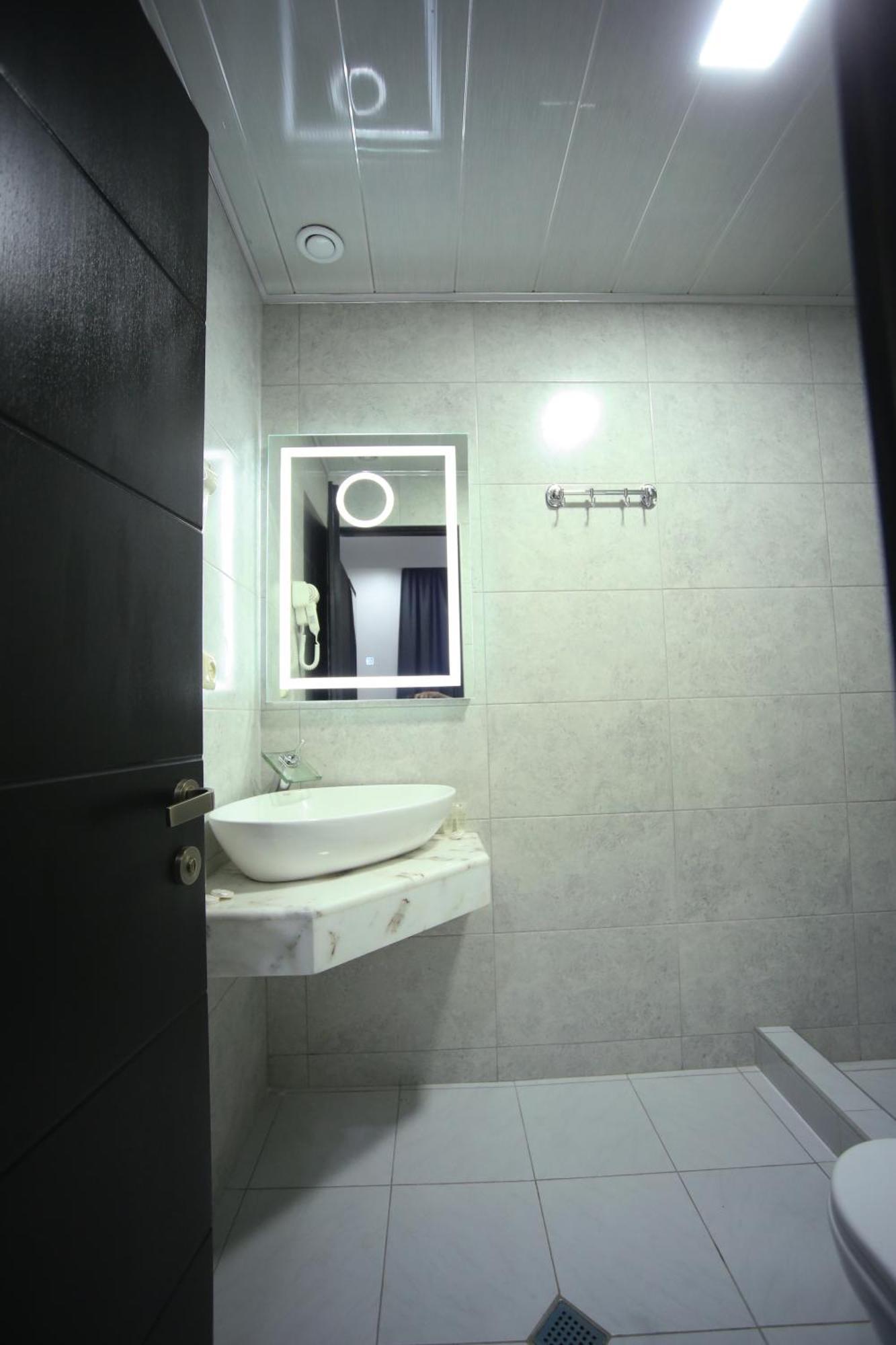 West Tower Hotel Kutaisi Exterior photo